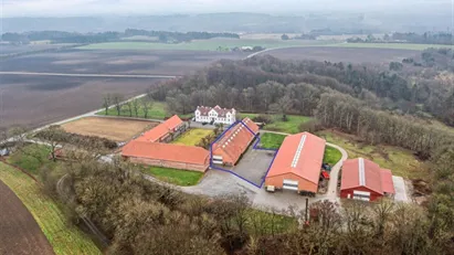 🏡 Moderne og super praktiske lagerfaciliteter 15 min nord for Silkeborg – 465 m² i naturskønne omgivelser!