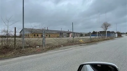 Lokaler udlejes/sælges til lager, kontor, værksted, vognmandsforretning midt på Fyn direkte op ad motorvej E20