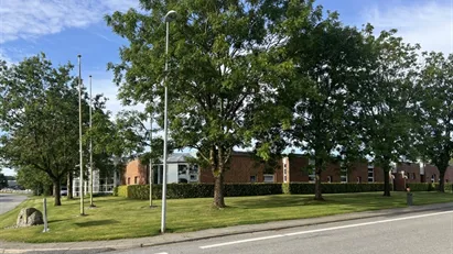 Attraktive kontor- og lagerlokaler til leje tæt på Holstebro-motorvejen i Aulum Attraktive kontor- og lagerlokaler til leje tæt på Holstebro-motorvejen i Aulum