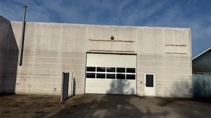 Højloftet lager med stor port centralt i Farum