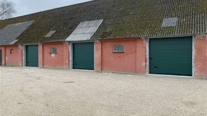 Fint søjlefrit lokale med god loftshøjde