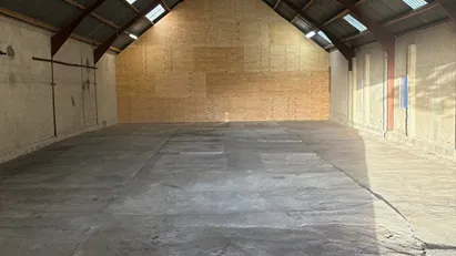 230 kvm. lagerhal med fast bund. Bygning er beliggende i Holstebro Kommune